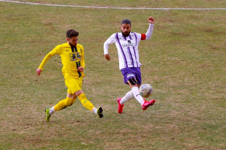 Bayburt Özel İdarespor kendi evinde konuk ettiği Afyonspor’la 2-2 kalarak 1 puan aldı.